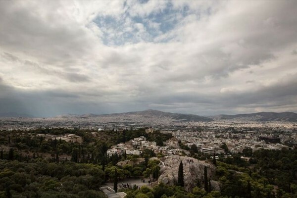 Συννεφιά, αφρικανική σκόνη, αλλά υψηλές θερμοκρασίες σήμερα