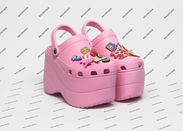 Αυτά τα Crocs του οίκου Balenciaga έγιναν sold out πριν καν κυκλοφορήσουν