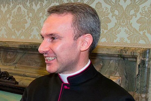 Συνελήφθη ιερέας και πρώην διπλωμάτης στο Βατικανό για παιδική πορνογραφία
