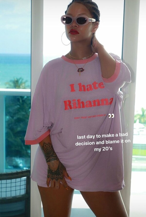 Η Rihanna έκλεισε τα 30 με ένα μπλουζάκι που «μισούσε τη Rihanna»