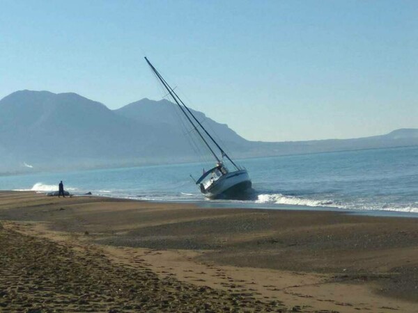 Iστιοφόρο προσάραξε σε παραλία της Κυπαρισσίας χωρίς επιβάτες