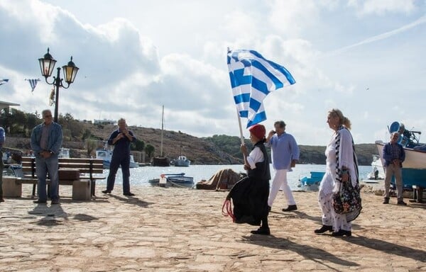 Ξανά μόνος στην παρέλαση ο μικρός Χρήστος