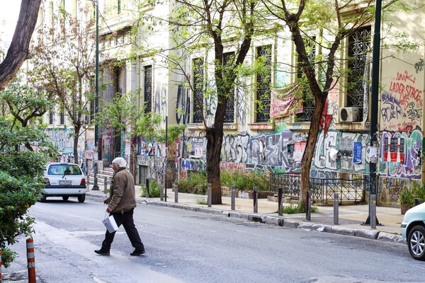 Γκραφιτοτουρίστες της συμφοράς: H νέα μάστιγα της Αθήνας