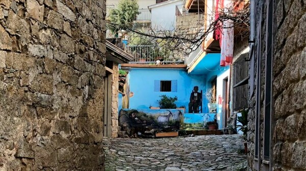 Μία ειδυλλιακή πόλη της Σαρδηνίας πουλάει τα άδεια σπίτια της για €1 (αλλά υπάρχει μία «παγίδα»)