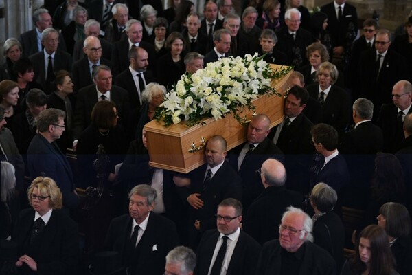 Συγκίνηση και χιλιάδες άνθρωποι για το τελευταίο αντίο στον Στίβεν Χόκινγκ - Φωτογραφίες από την κηδεία
