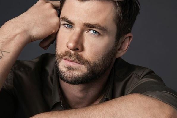 O Chris Hemsworth πήγε ταξίδι με τα παιδιά του, κολύμπησε με δελφίνια κι αγκάλιασε φίδια και κοάλα