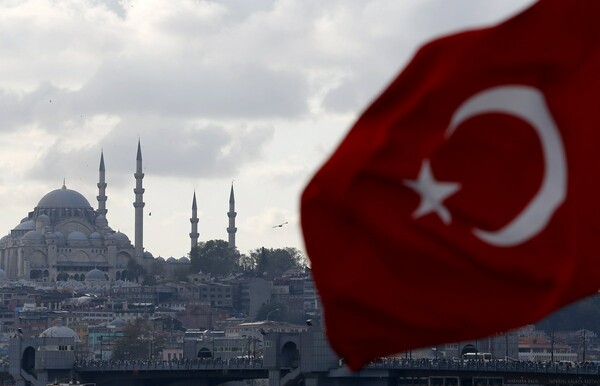 Η Τουρκία προσπαθεί να καθησυχάσει τις ανησυχίες της αγοράς μετά τα «καμπανάκια» των διεθνών οίκων