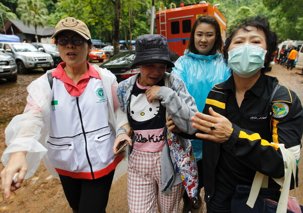 Θρίλερ με τη διάσωση των 12 παιδιών και του προπονητή τους στην Ταϊλάνδη - Ανεβαίνει η στάθμη των υδάτων στη σπηλιά
