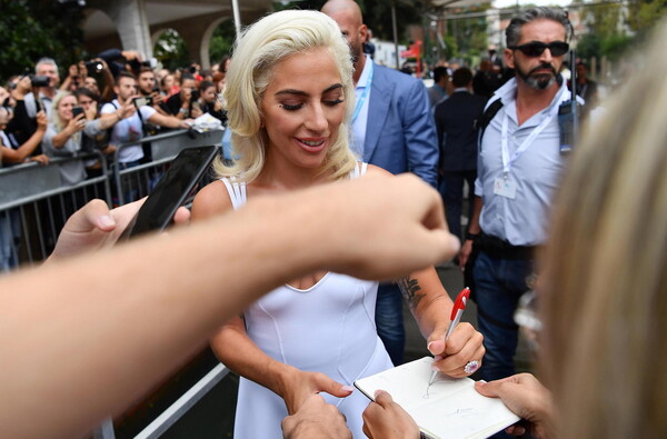 Σαν παλιά σταρ του Χόλιγουντ, η Lady Gaga κάνει απόβαση στο φεστιβάλ Βενετίας