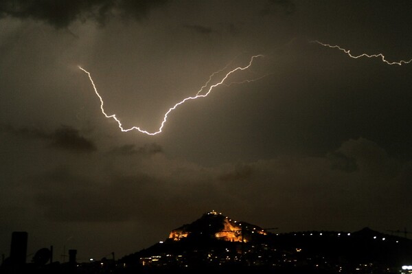 Εντυπωσιακό timelapse βίντεο από τους κεραυνούς το βράδυ του Σαββάτου στην Αθήνα