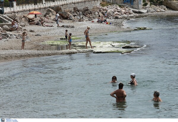 Μίνι καλοκαίρι στην Αττική - Γέμισαν τις παραλίες οι Αθηναίοι