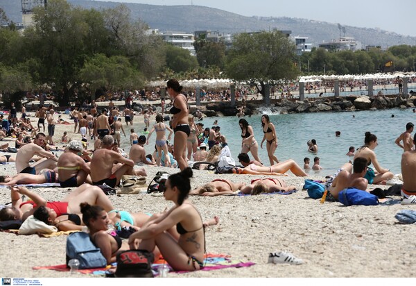 Μίνι καλοκαίρι στην Αττική - Γέμισαν τις παραλίες οι Αθηναίοι