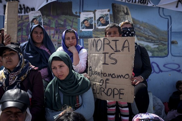 Ποιοι ακόμα θα έπρεπε να βρεθούν στο εδώλιο για το αντιπροσφυγικό πογκρόμ της Λέσβου