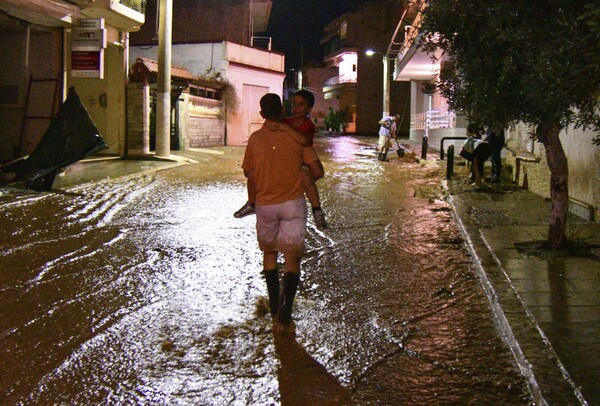 Εφιάλτης και πάλι από τις πλημμύρες στη Μάνδρα - Ανησυχούν οι κάτοικοι