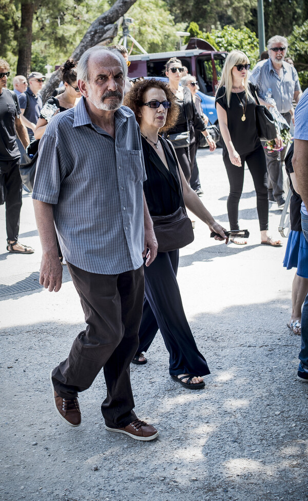 Δεκάδες ηθοποιοί, φίλοι και συγγενείς στην κηδεία της Τζέση Παπουτσή - Συγκινητικό αντίο