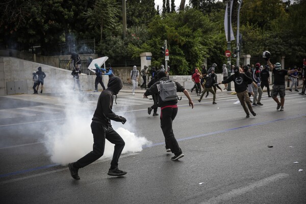 Φωτογραφίες από τα επεισόδια στο Σύνταγμα