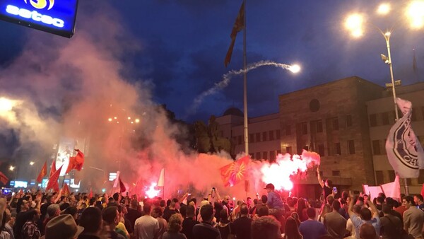 Νύχτα επεισοδίων στα Σκόπια - Διαδηλώσεις κατά της συμφωνίας έξω από το Κοινοβούλιο