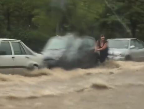 Συγκλονιστικά βίντεο από τη Θεσσαλονίκη - Δείτε πώς οι χείμαρροι παρέσυραν ανθρώπους