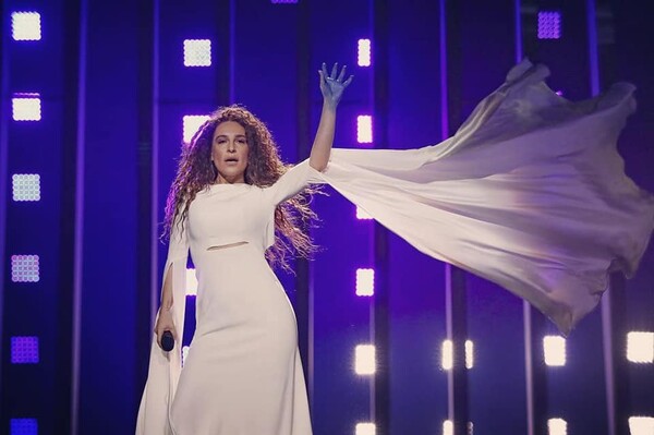 Eurovision 2018: Με λευκό φόρεμα και μπλε χέρι η Γιάννα Τερζή στην πρώτη πρόβα - Δείτε την εμφάνιση της ελληνικής συμμετοχής