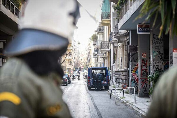 Αιφνιδιαστική έφοδος της Αστυνομίας στα Εξάρχεια - 16 προσαγωγές για ναρκωτικά