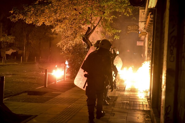 Επεισόδια τη νύχτα στα Εξάρχεια κοντά στο σπίτι του Φλαμπουράρη