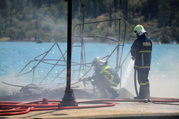 Σκάφος τυλίχθηκε στις φλόγες στο Πέραμα