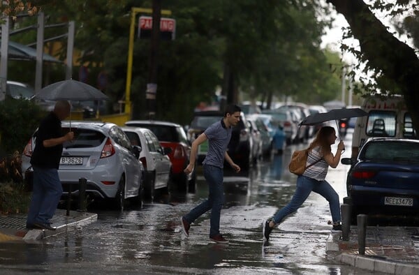 Έκτακτο δελτίο επιδείνωσης καιρού: Συνεχίζονται οι βροχές και οι καταιγίδες