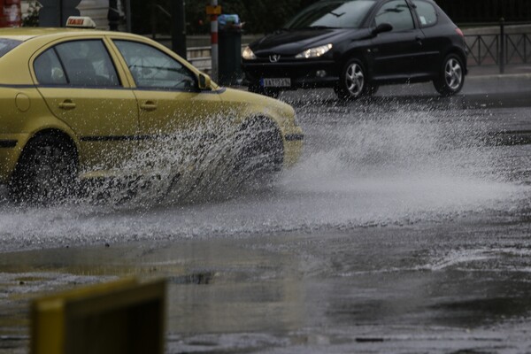 Ισχυρή καταιγίδα πλήττει την Αττική - Σε ποιους δρόμους διεκόπη η κυκλοφορία