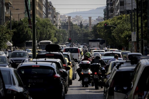 Αυξημένη κίνηση στους δρόμους της Αττικής - Καραμπόλα στον Κηφισό