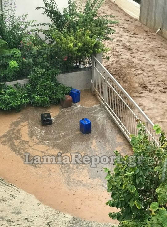 Χείμαρροι και καταστροφές στη Λαμία από τη βροχή - Συναγερμός για εγκλωβισμένο άτομο (Φωτό και Βίντεο)