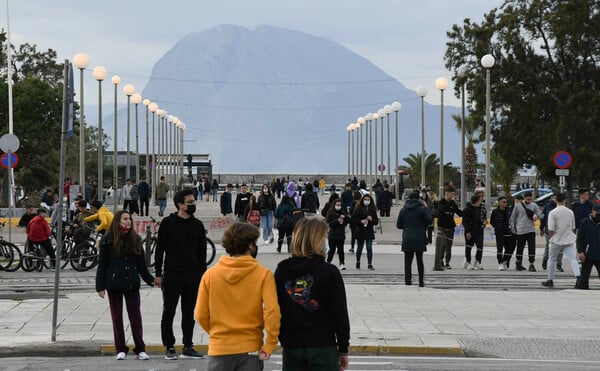 Lockdown: Τα σενάρια για άνοιγμα σχολείων, εστίασης και λιανεμπορίου