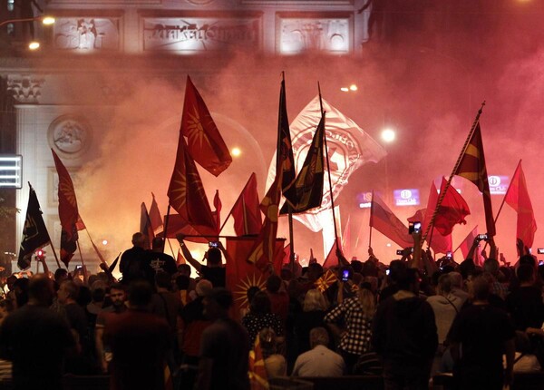 Νύχτα επεισοδίων στα Σκόπια - Διαδηλώσεις κατά της συμφωνίας έξω από το Κοινοβούλιο