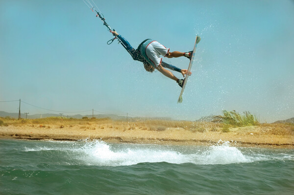 Τα Ημερολόγια του Ανέμου: Ένας Έλληνας kitesurfer κυνηγά σε όλο τον κόσμο το μεγάλο κύμα