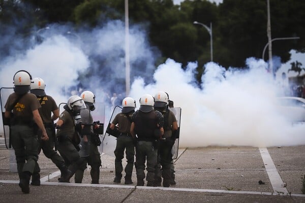 Ο Τσίπρας έχασε μήνυση που είχε κάνει κατά των ΜΑΤ