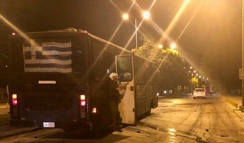 Επίθεση με μολότοφ σε λεωφορείο των ΜΑΤ στη Θεσσαλονίκη