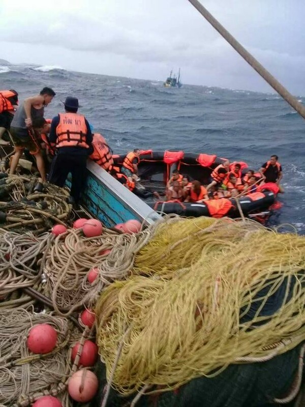 Ταϊλάνδη: Σκάφος γεμάτο τουρίστες βυθίστηκε ανοιχτά του Πουκέτ- Ένας νεκρός και 53 αγνοούμενοι