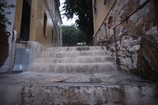 Ισχυρή καταιγίδα πλήττει την Αττική - Σε ποιους δρόμους διεκόπη η κυκλοφορία