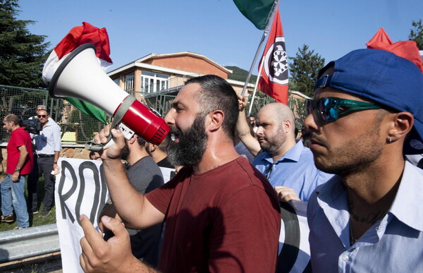 Ιταλία: Ένταση σε συγκεντρώσεις ακροδεξιάς και αντιφασιστών για τους μετανάστες του Diciotti