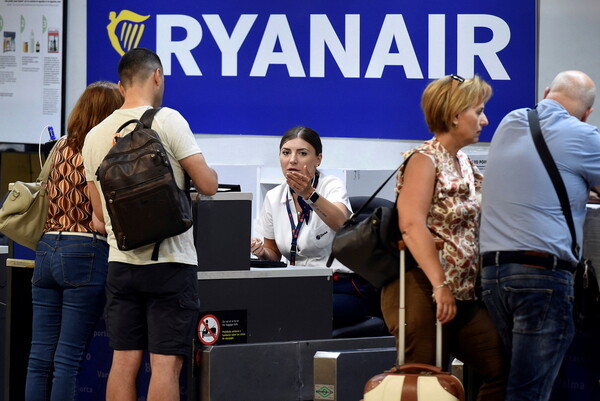 Ισπανία: Καταναλωτές προσφεύγουν κατά της Ryanair για τη χρέωση της χειραποσκευής