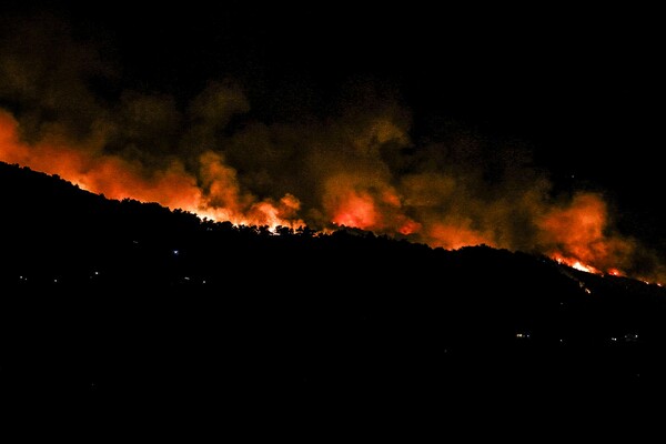 Ανεξέλεγκτη μαίνεται η πυρκαγιά στη Σάμο