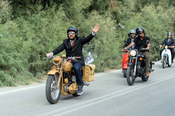 Κομψοί κύριοι και χίπστερ αγόρια κάνουν βόλτα στη Σαντορίνη για τον καρκίνο του προστάτη