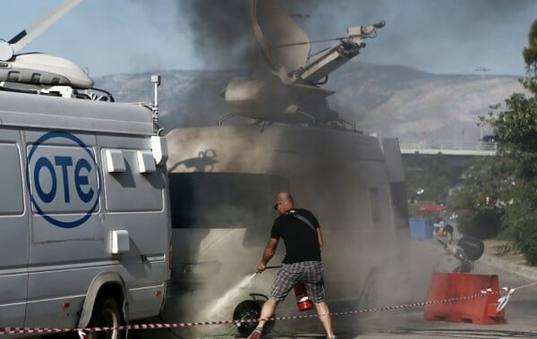 Επεισόδια με μολότοφ και κρότου λάμψης έξω από το ΣΕΦ