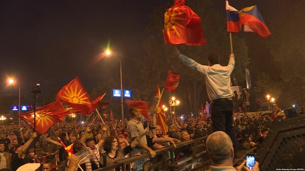 Νύχτα επεισοδίων στα Σκόπια - Διαδηλώσεις κατά της συμφωνίας έξω από το Κοινοβούλιο