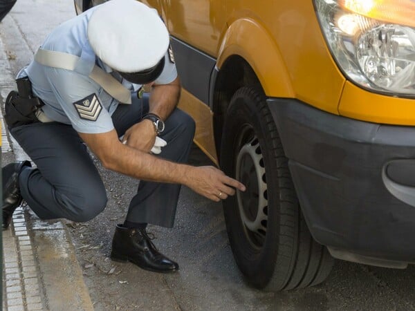 Δεκάδες παραβάσεις σε σχολικά λεωφορεία: Φθαρμένα λάστιχα, υπερβολική ταχύτητα και μη χρήση ζώνης