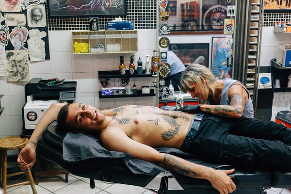 Μία οδηγός ταξί, μία tattoo artist και δύο γυναίκες δικηγόροι μιλούν για την εργασιακή ανισότητα