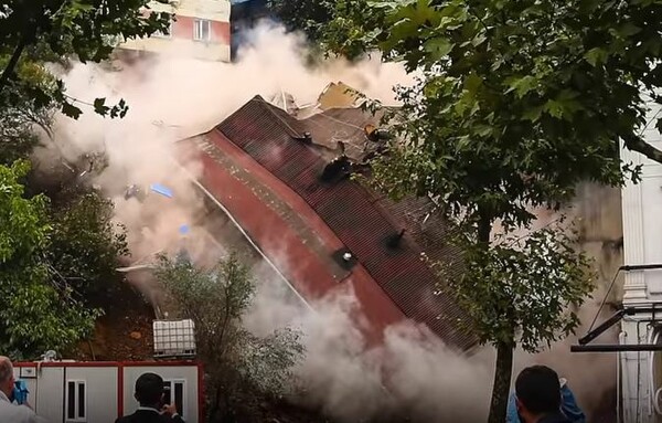 Κατέρρευσε τετραώροφο κτίριο στη Κωνσταντινούπολη- Υποχώρησε το έδαφος και κρεμόταν στο κενό