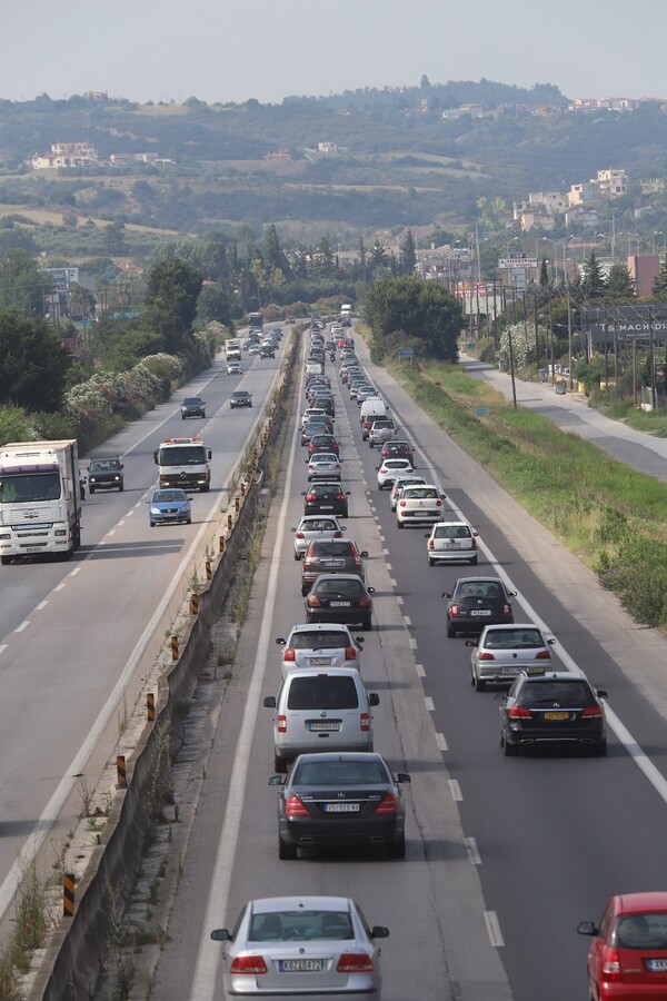 Κακήν κακώς έφυγαν από τη Χαλκιδική οι Θεσσαλονικείς- Πτώσεις δέντρων από τους ισχυρούς ανέμους και την καταιγίδα