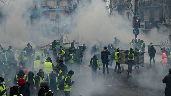 Barricades. Το Παρίσι ξέρει από οδοφράγματα.