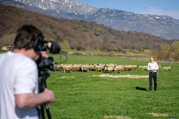 Το BBC στα Τρίκαλα για τη φέτα OLYMPUS για μια εκπομπή με θέμα το Brexit