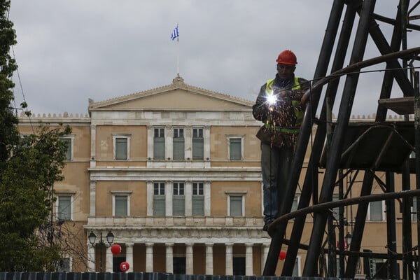 Μια βδομάδα στήνουν το χριστουγεννιάτικο δέντρο στο Σύνταγμα - που μάλλον θα είναι ίδιο με πέρυσι